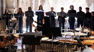 El coro y una de las percusionistas que se encargan de la parte musical de Karst