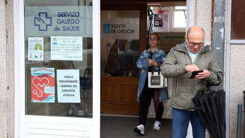 La falta de médicos dificulta la cobertura asistencial en verano, en la foto el centro de salud de Ribeira