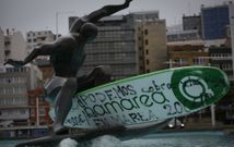 La tabla colocada en la fuente de los surfistas pertenece a la escuela Namarea. 