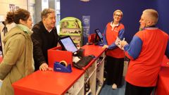 El alcalde de Pontevedra, Miguel Anxo Fern�ndez Lores, ejerciendo de �c�mplice� de los Reyes Magos en la tienda de Juguettos 