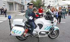 Tras los actos oficiales, los m�s peque�os pudieron conocer de cerca el equipamiento de la Guardia Civil.