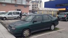 Coche abandonado en el estacionamiento de un hipermercado de Monforte, en una imagen de archivo
