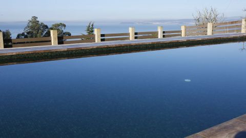 Las vistas hacia la ra son espectaculares desde el entorno de la piscina