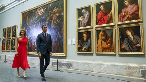 El presidente del Gobierno Pedro S�nchez, acompa�ado por su mujer Bego�a G�mez, a su llegada al Museo del Prado donde el jefe del Ejecutivo espa�ol ofrece una cena a los jefes de Estado y jefes de Gobierno que participan en la cumbre de la OTAN, hoy mi�rcoles en Madrid