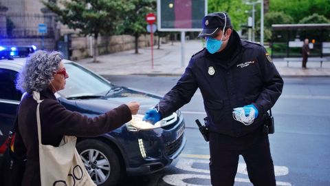 La Polica Nacional reparten mascarillas a usuarios del autobs en Ourense