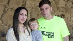 Nuria Paz Abad y Emilio Pieiro Gonzlez, con su hijo Martn, en Pontedeume, donde residen