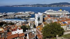 Vista parcial de Vigo, co porto pesqueiro e o peirao de trasatl�nticos.