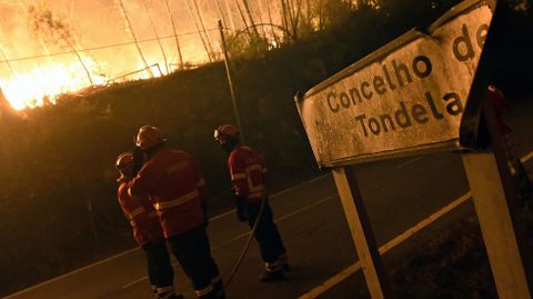 Labores de extinci�n del incendio en Couto de Cima y Couto de Baixo, en Viseu