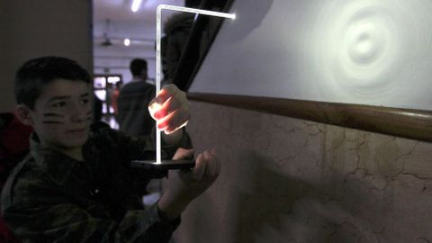 En la Feria de la Ciencia en el recibidor del Instituto Concepci�n Arenal se expusieron experiencias relacionadas con la luz, uno de los temas de los e-studios