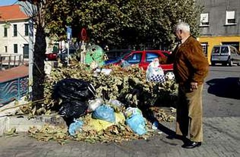 Junto a la playa de Arealonga, en Redondela, todav�a hay mont�culos de basura