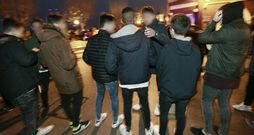 Multitud de adolescentes de entre 14 y 17 a�os tomaron la zona de la Maestranza y sus alrededores. 