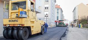 Las m�quinas trabajaban ayer en la mejora de la capa de rodadura de la calle Mollet del Vall�s. 