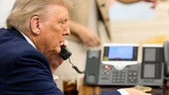 Donald Trump, hablando por tel�fono, en una imagen del pasado agosto
