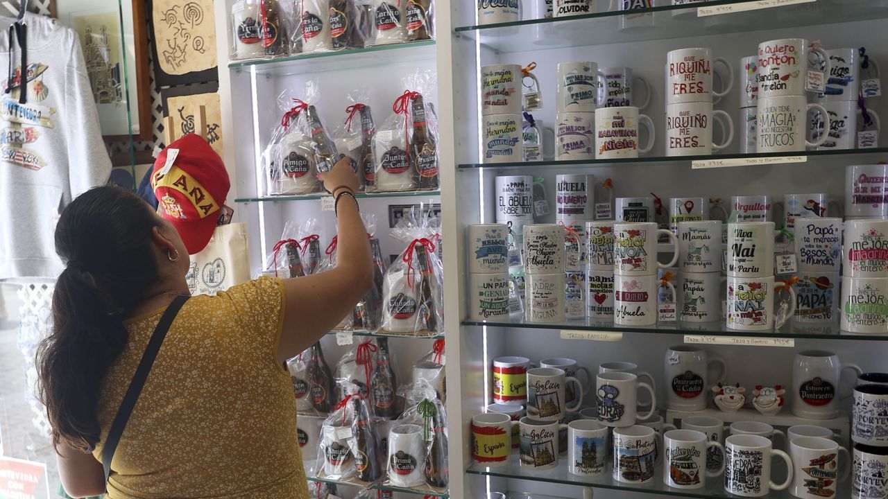 La venta de suvenires se resiente: «Nunca me habían preguntado tanto por los precios»