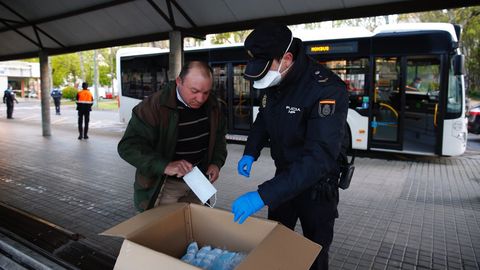 Polica Local y Nacional reparten mascarillas a los usuarios de los autobuses en Pontevedra