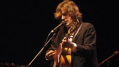 Nacho Vegas en un concierto en el �gora en el 2012