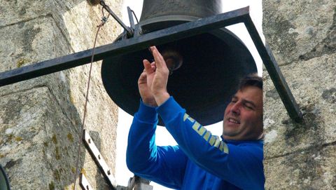 Un vecio fai repicar as camps da igrexa parroquial de Camporramiro, este domingo s doce do medioda