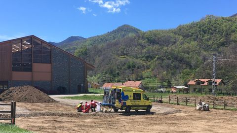 Momento de la evacuaci�n de la mujer accidentada en la zona leonesa de Picos