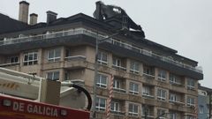El viento levant� parte de un tejado en un edificio de O Porri�o.