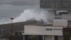 Las olas superan el dique de abrigo.