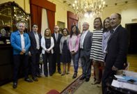 <span lang= es-es >El grupo del PP, al completo de nuevo</span>. La abogada Flora Moure Iglesias (quinta por la izquierda) tom� posesi�n ayer como concejala en sustituci�n de Francisco Gonz�lez Bouz�n. Tras la baja de este y la incorporaci�n de su sustituta, el grupo de gobierno vuelve a tener diez miembros. 