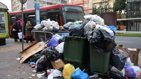 Basura amontonada en A Coru�a durante el conflicto del servicio de limpieza