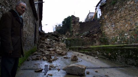 Escombros sobre las casas de la cuesta de Santo Domingo a la ma�ana siguiente del derrumbe de la muralla de Monforte
