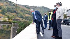 El presidente de la Diputaci�n, Jos� Tom� revisa las obras de reparaci�n de la carretera afectada por un derrumbe el pasado agosto