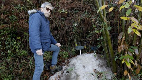 Blanco Paris, junto a los ahuyentadores de ultrasonido que instal� en las inmediaciones de la madriguera para intentar que la familia de tejones deje su finca en Paderne.