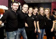 Roberto Simil (segundo por la izquierda) con  los camareros del local.