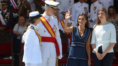 La reina Letizia saluda al público en la Escuela Naval de Marín