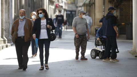 Personas con masacarilla por las calles de Lugo