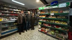 Jaime padre e hijo y Mari Gloria en la tienda Casa Jaime, en Villaviciosa desde 1961