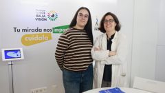 Alicia Robles (a la izquierda), de la Fundaci�n ONCE Baja Visi�n, y la oftalm�loga del CHUF Nuria Olivier