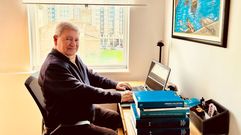 <span lang= gl >Desde que se xubilou, Pedro Rovira pasa horas diante do seu ordenador, escribindo</span>