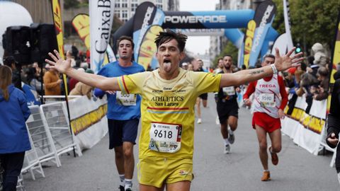 Los corredores en su llegada a la meta de la San Marti�o.