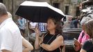 Turistas protegiéndose del sol con paraguas en Santiago