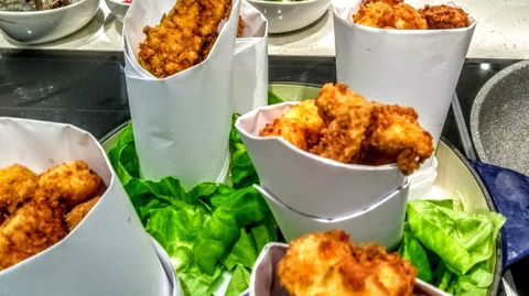 ADOBO ANDALUZ DE MERLUZA. El saber y el sabor de la cocina del sur se mezcla con un producto tan atl�ntico. Lo prepara con merluza negra fresca capturada por los barcos de Mar�n.