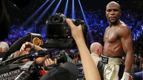 Mayweather, rodeado por las c�maras tras su victoria.
