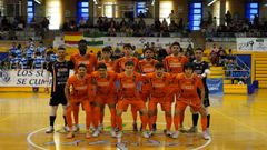 La plantilla burelista al completo antes del partido en la cancha del Inagroup El Ejido.