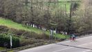 Un ciclista rueda por la entrada a Pola de Siero, por la N-634