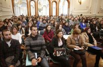 Los becarios acudieron ayer a firmar sus contratos. 