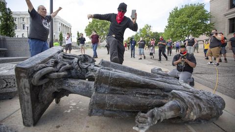Una estatua de Crist�bal Col�n derribada en Saint Paul, Estados Unidos