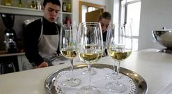 En O Grove encontraron trabajo en marzo 60 personas, que se suman a las 65 de febrero.