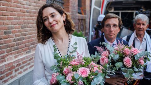 Isabel D�az Ayuso junto al alcalde de Madrid, Jos� Luis Mart�nez-Almeida durante una ofrenda floral a la Virgen de la Paloma.