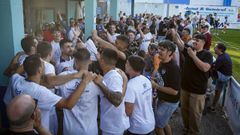 Los futbolistas celebraron el ascenso con los aficionados en la cantina de Barraa.