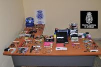 Objetos hallados en la casa del sospechoso, procedentes de otro robo