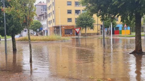 La rotonda de la rúa do Vieiro, en Fontiñas, inundada
