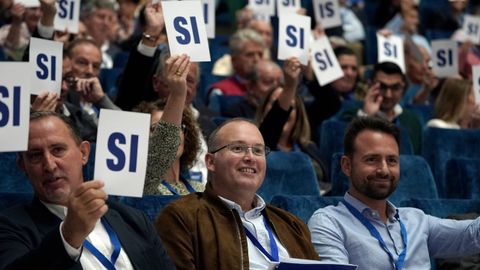 lvaro Queipo, a la derecha, durante el congreso del PP de Asturias