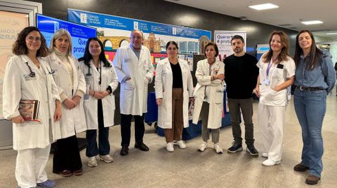 Profesionales de la unidad de Enfermedades Infecciosas del CHUO y miembros de Apoio Positivo estuvieron en la mesa redonda instalada en el Hospital de Ourense.